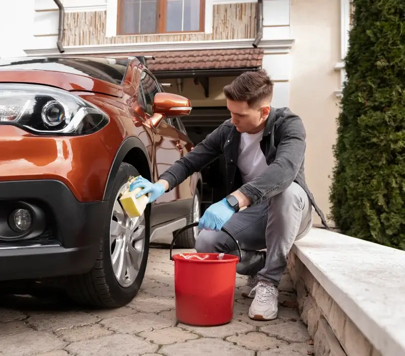 Lavage auto à domicile Néron : professionnel intervenant sur un véhicule